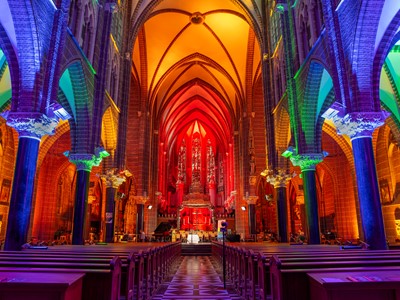 Domincanenkerk kleurt 1 en 2 augustus in regenboogkleuren door KRO-NCRV