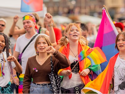 Primeur! Zwolle Pride Parade 2023 dwars door Academiehuis Grote Kerk